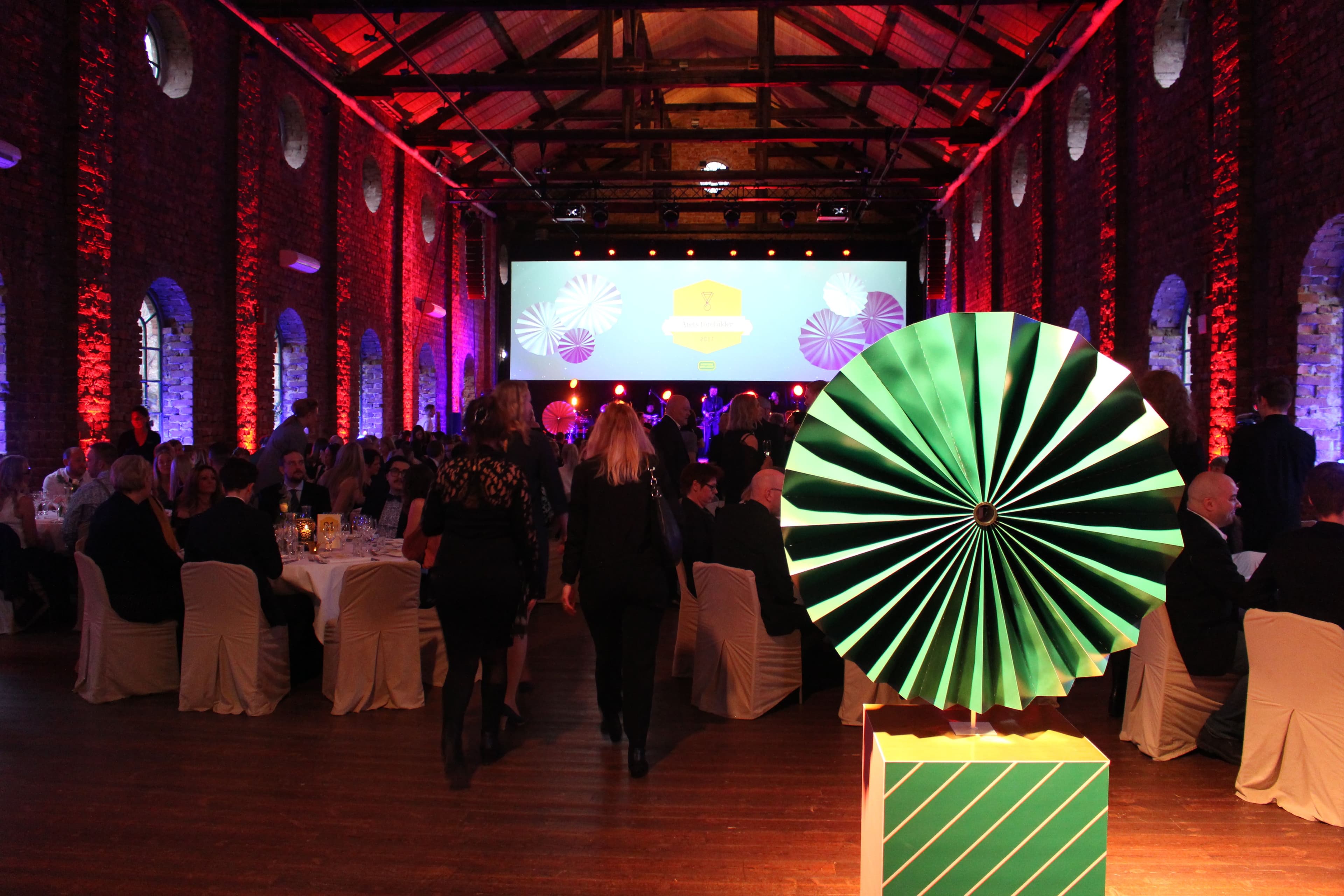 grön snurra och ett event i bakgrunden med dämpad belysning
